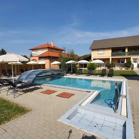 شقة Krisztian Apartmanhaz *