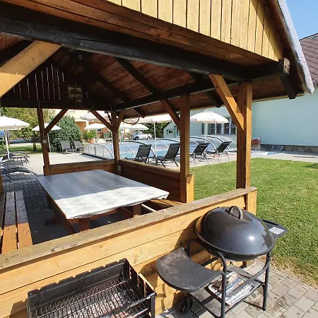 Krisztian Apartmanhaz شقة *