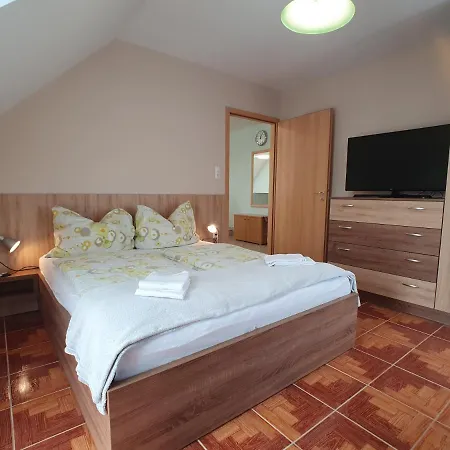 Krisztian Apartmanhaz فونيارتْسفاشغ