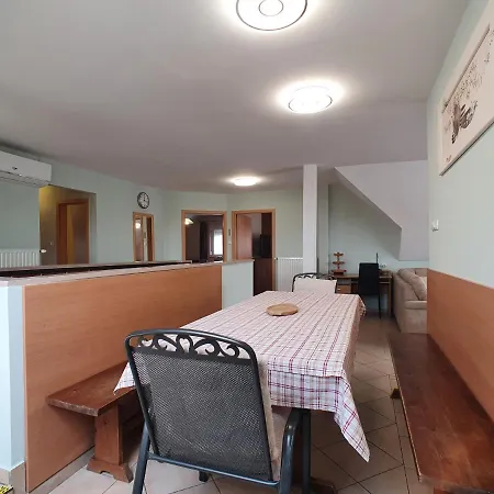 Krisztian Apartmanhaz * فونيارتْسفاشغ