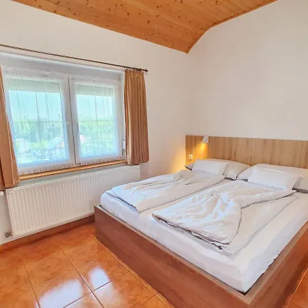 Krisztian Apartmanhaz فونيارتْسفاشغ