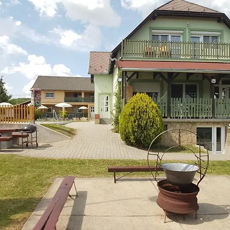 Lägenhet Krisztian Apartmanhaz *