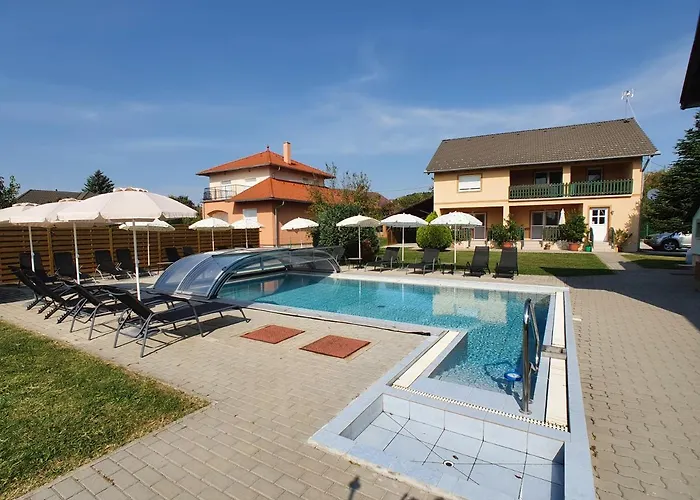 דירה Krisztian Apartmanhaz *