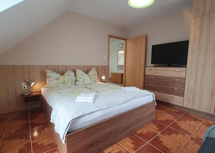 Krisztian Apartmanhaz פוניארצוושהג'