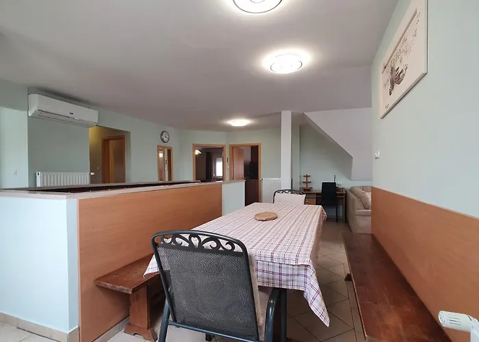 Krisztian Apartmanhaz * פוניארצוושהג'