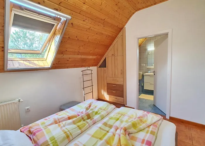 Krisztian Apartmanhaz פוניארצוושהג'