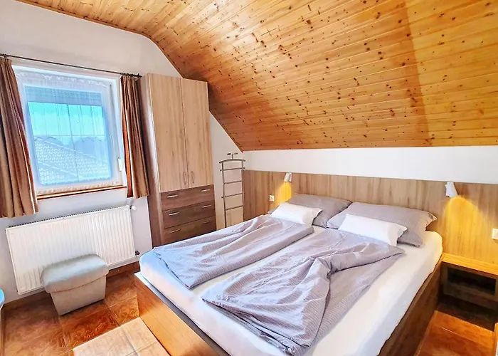 Krisztian Apartmanhaz פוניארצוושהג'