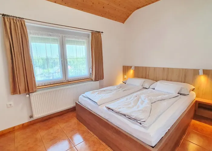 Krisztian Apartmanhaz פוניארצוושהג'