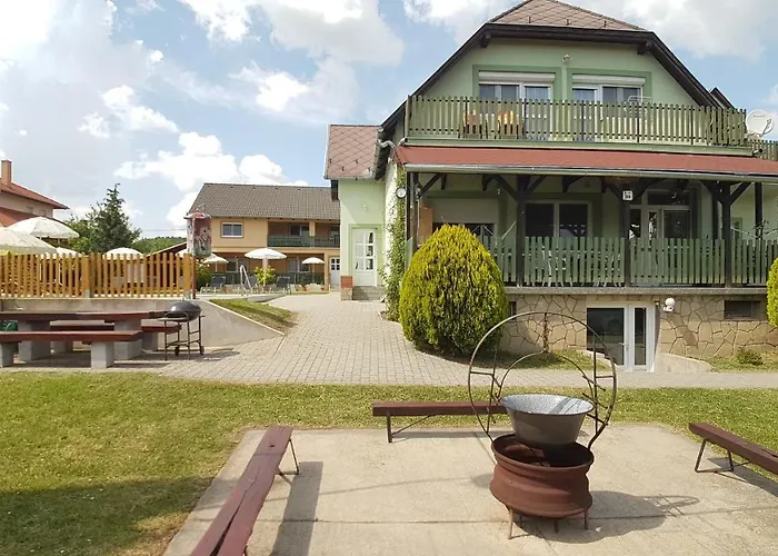 דירה Krisztian Apartmanhaz *